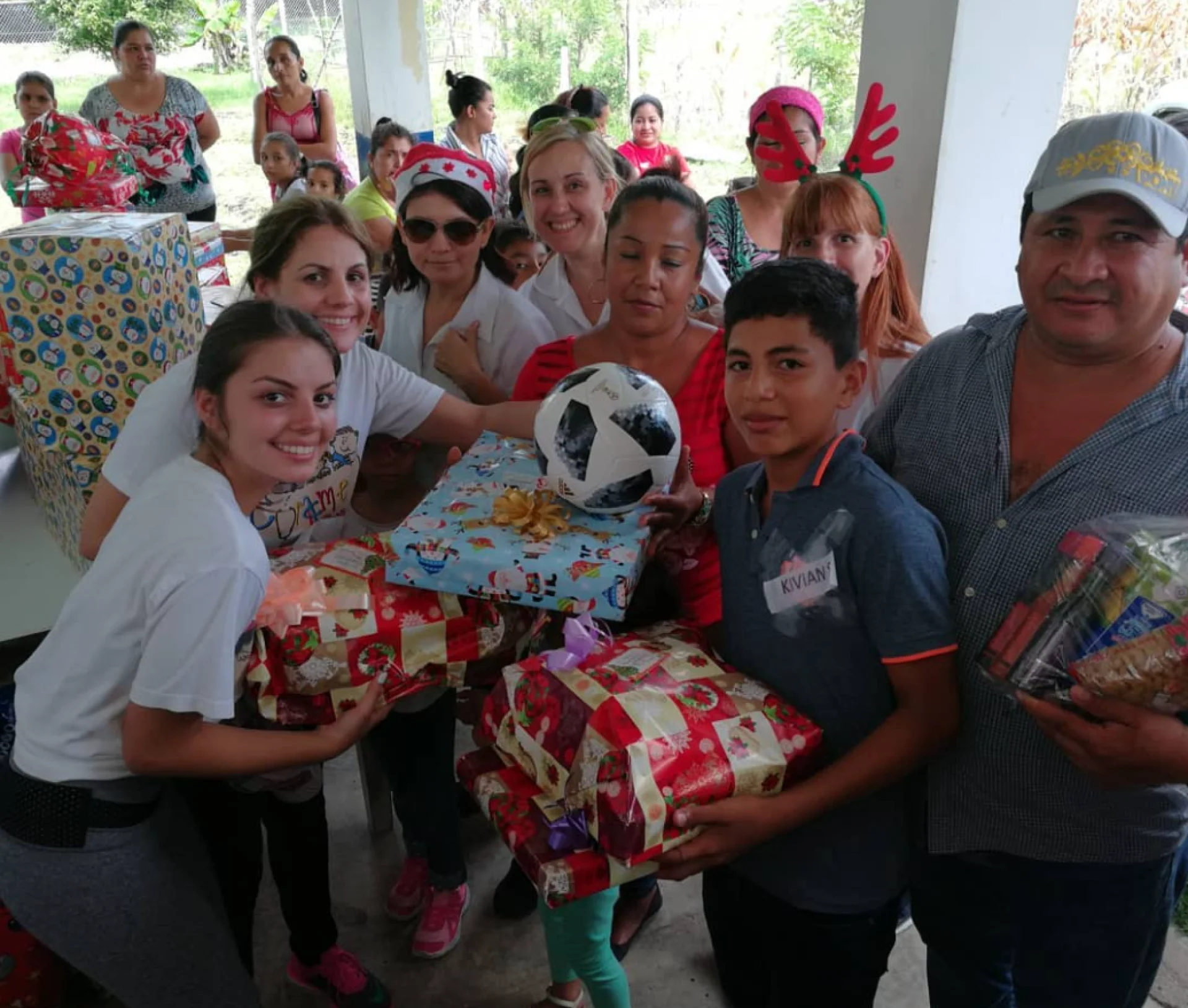 Feliz Navidad  a nuestros amiguitos de la Comunidad Centro de Tortí!!              