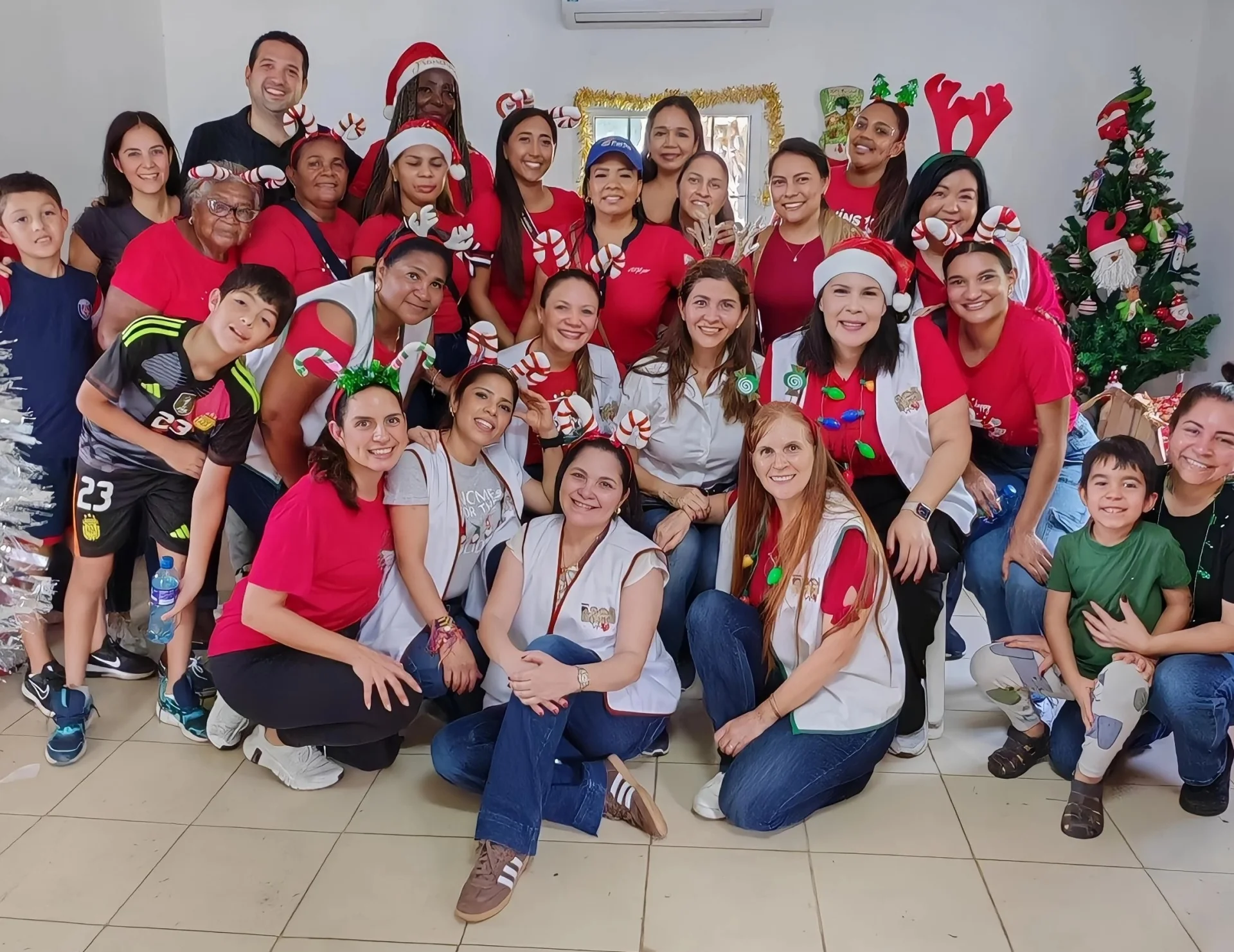  Fiesta de Navidad para los Niños del Comedor Infantil de San Joaquín Pedregal   
